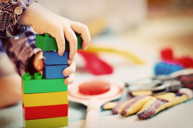 A child stacking duplo blocks